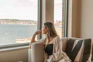 Ropa de cama de alta calidad y caja de seguridad en la habitación 