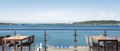 朝食、ランチ、ディナーに営業