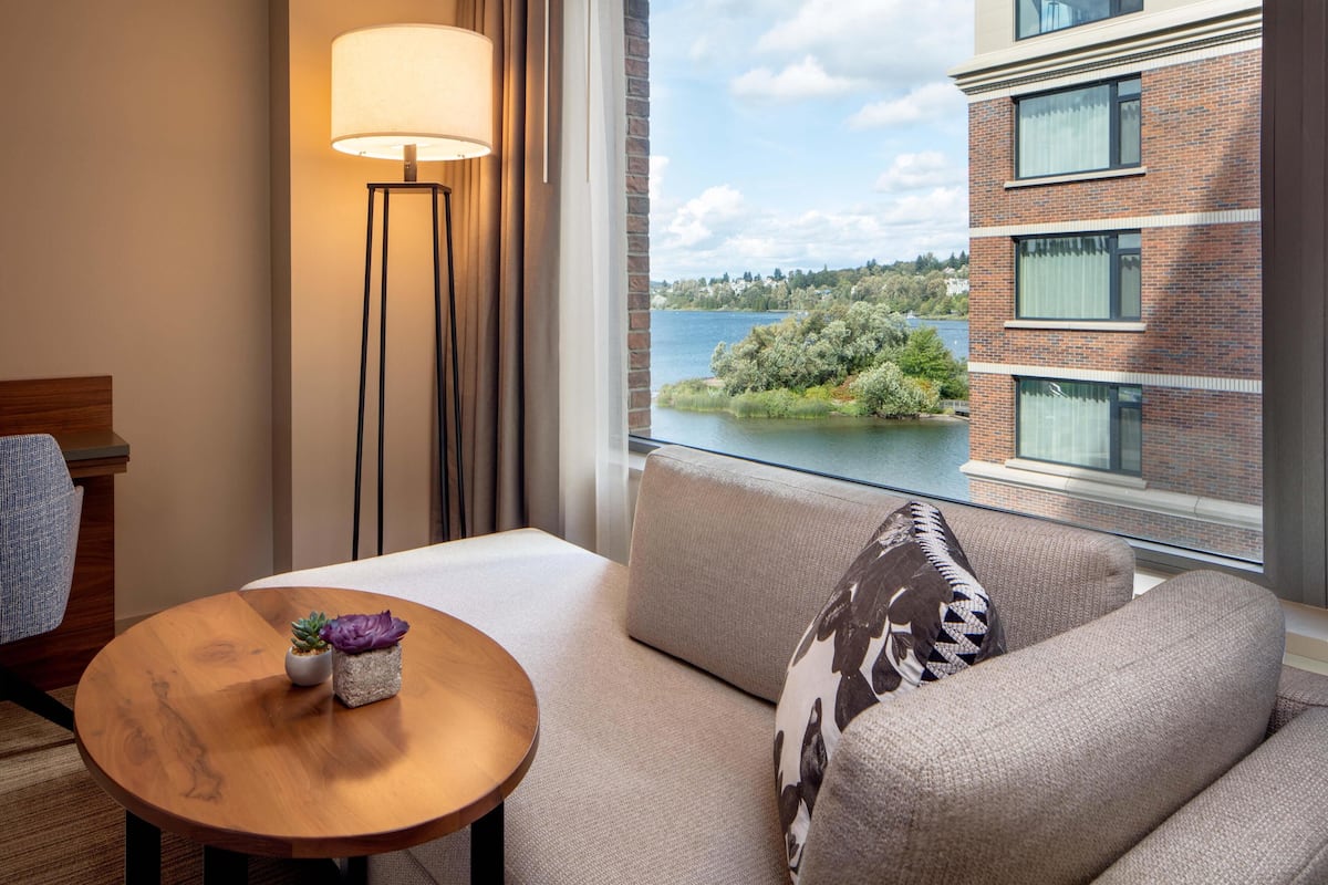 Chambre, 1 très grand lit, vue sur le lac (Partial) | Literie de qualité, coffre-fort pour ordinateur portable, bureau