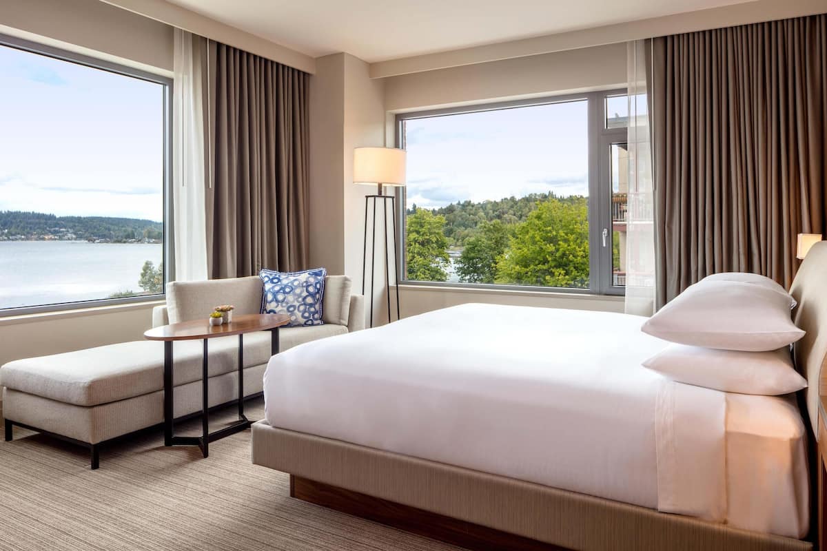 Room, 1 King Bed, Lake View, Corner