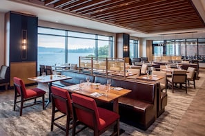 2 restaurants servant le petit déjeuner, le déjeuner et le dîner