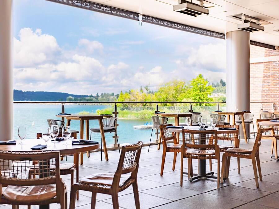 2 restaurantes; se sirven desayunos, almuerzos, cenas y brunches