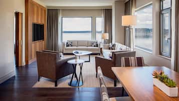 Premium bedding, in-room safe, desk, laptop workspace