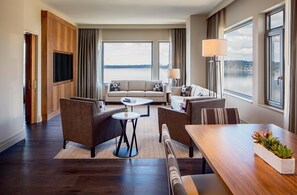 Premium bedding, in-room safe, desk, laptop workspace
