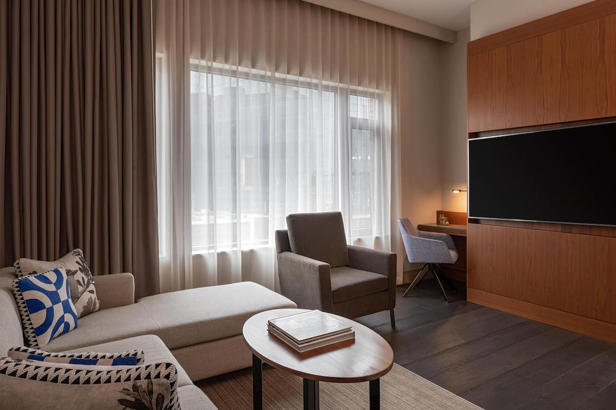 Suite ejecutiva | Ropa de cama de alta calidad y caja de seguridad en la habitación