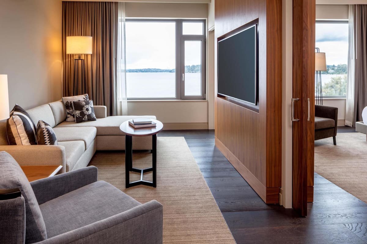 Suite ejecutiva, vista al lago | Ropa de cama de alta calidad y caja de seguridad en la habitación