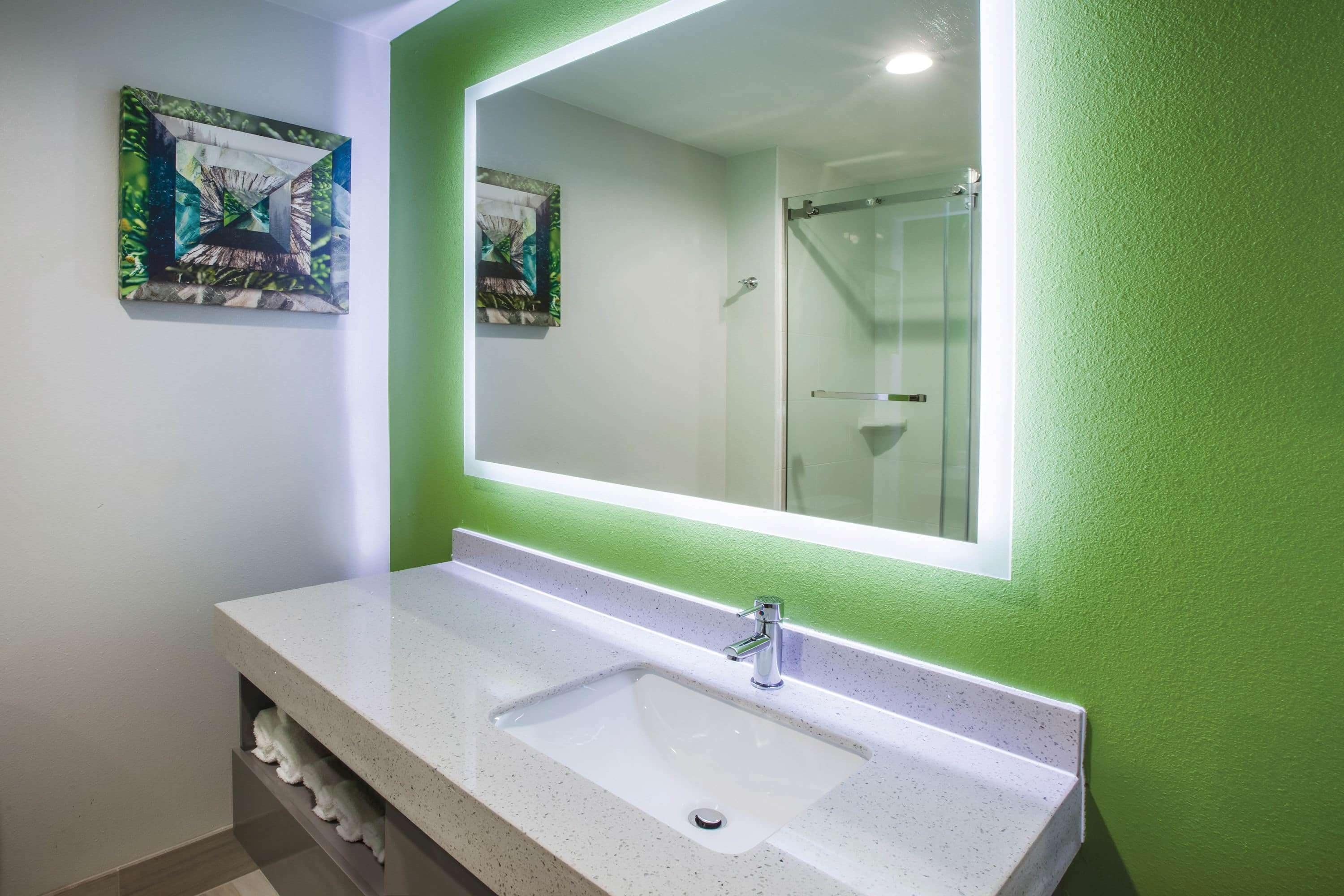 deluxe room, 1 king bed, non smoking | bathroom | combined shower/bathtub, free toiletries, hair dryer, towels