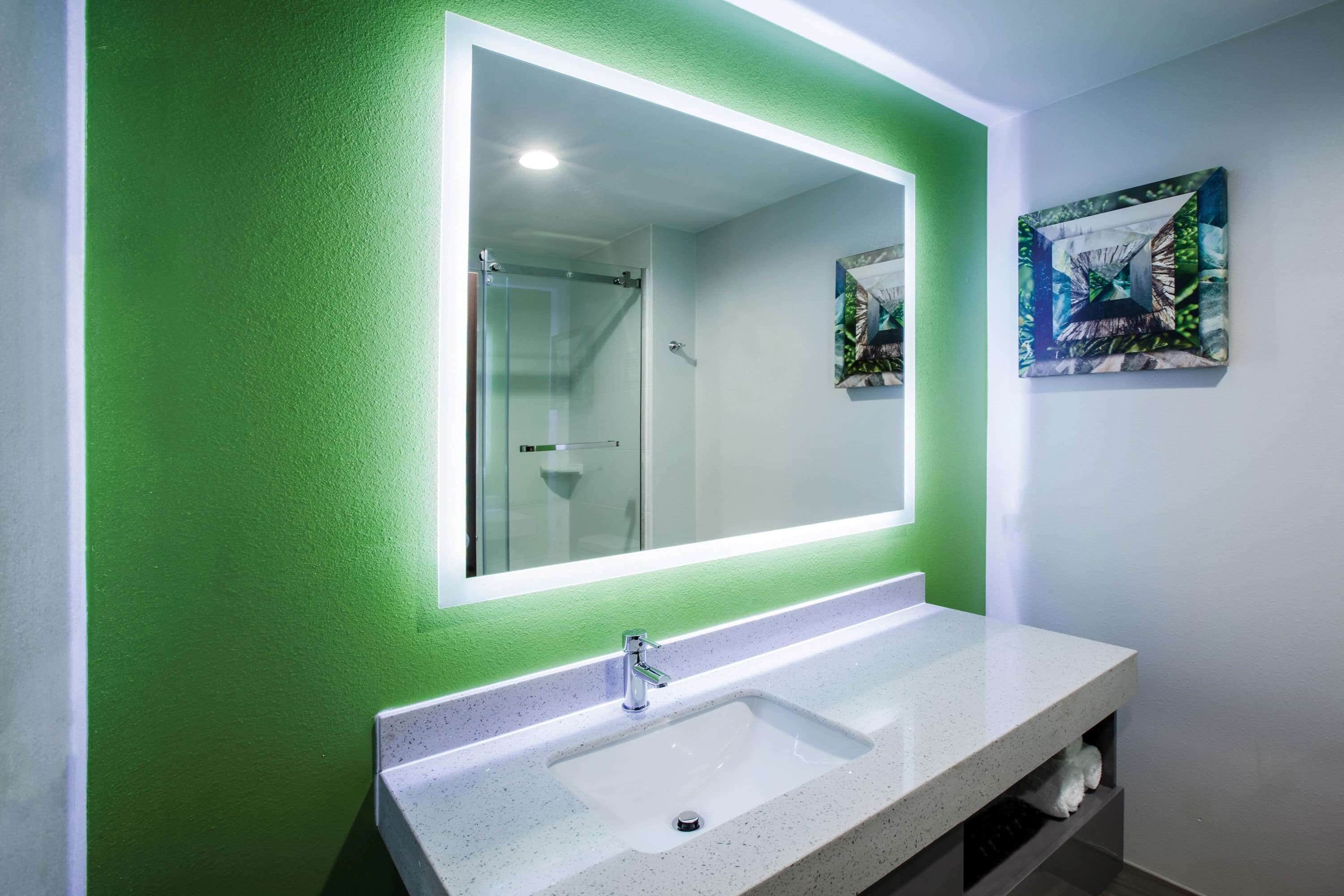 room, 1 king bed, non smoking | bathroom | combined shower/bathtub, free toiletries, hair dryer, towels