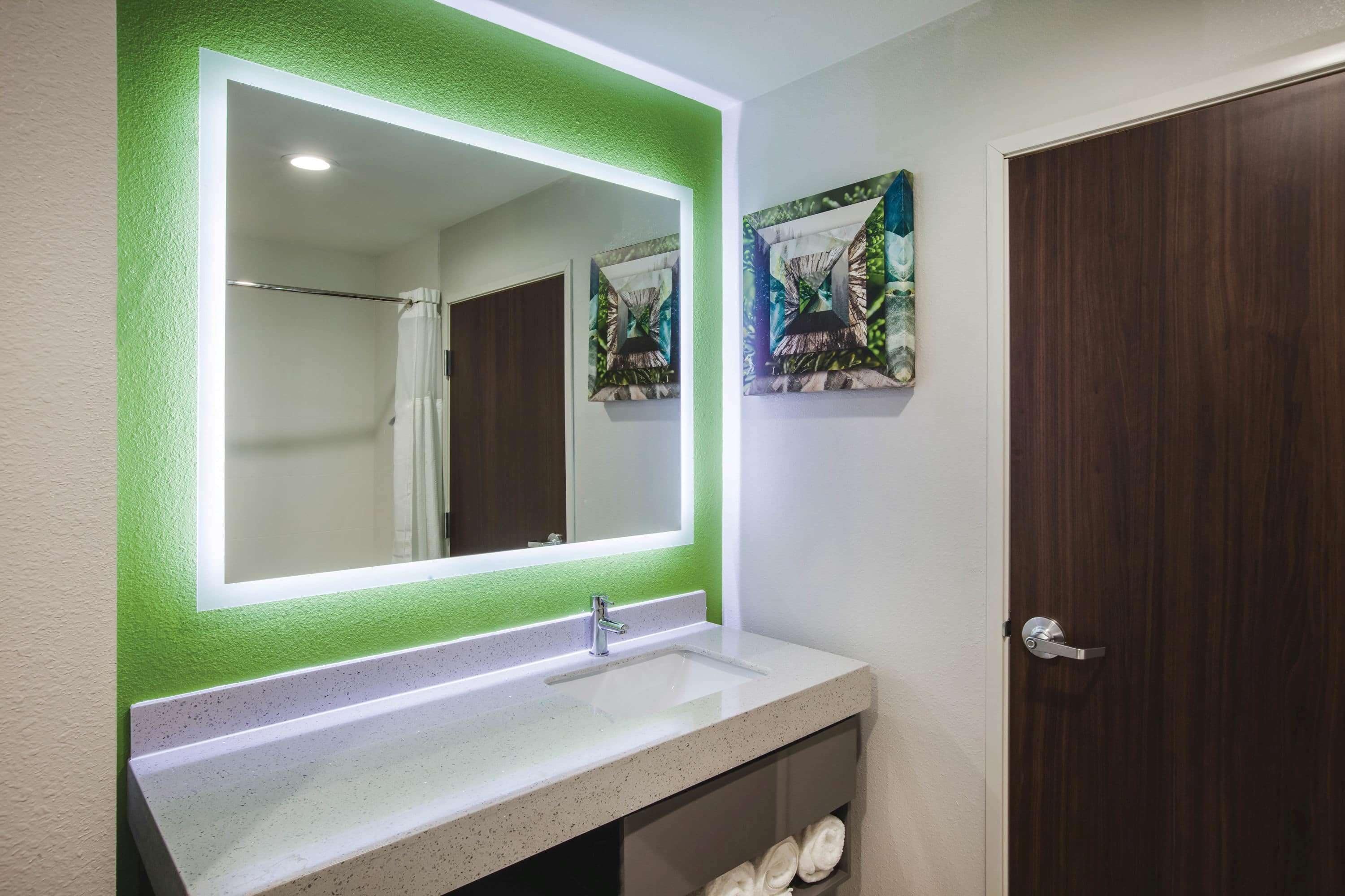 combined shower/bathtub, free toiletries, hair dryer, towels