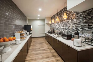 Free daily full breakfast  - La Quinta Inn & Suites by Wyndham Owasso (Owasso)
