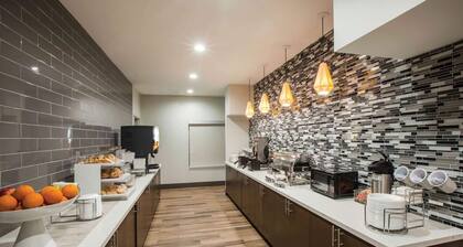 La Quinta Inn & Suites by Wyndham Owasso