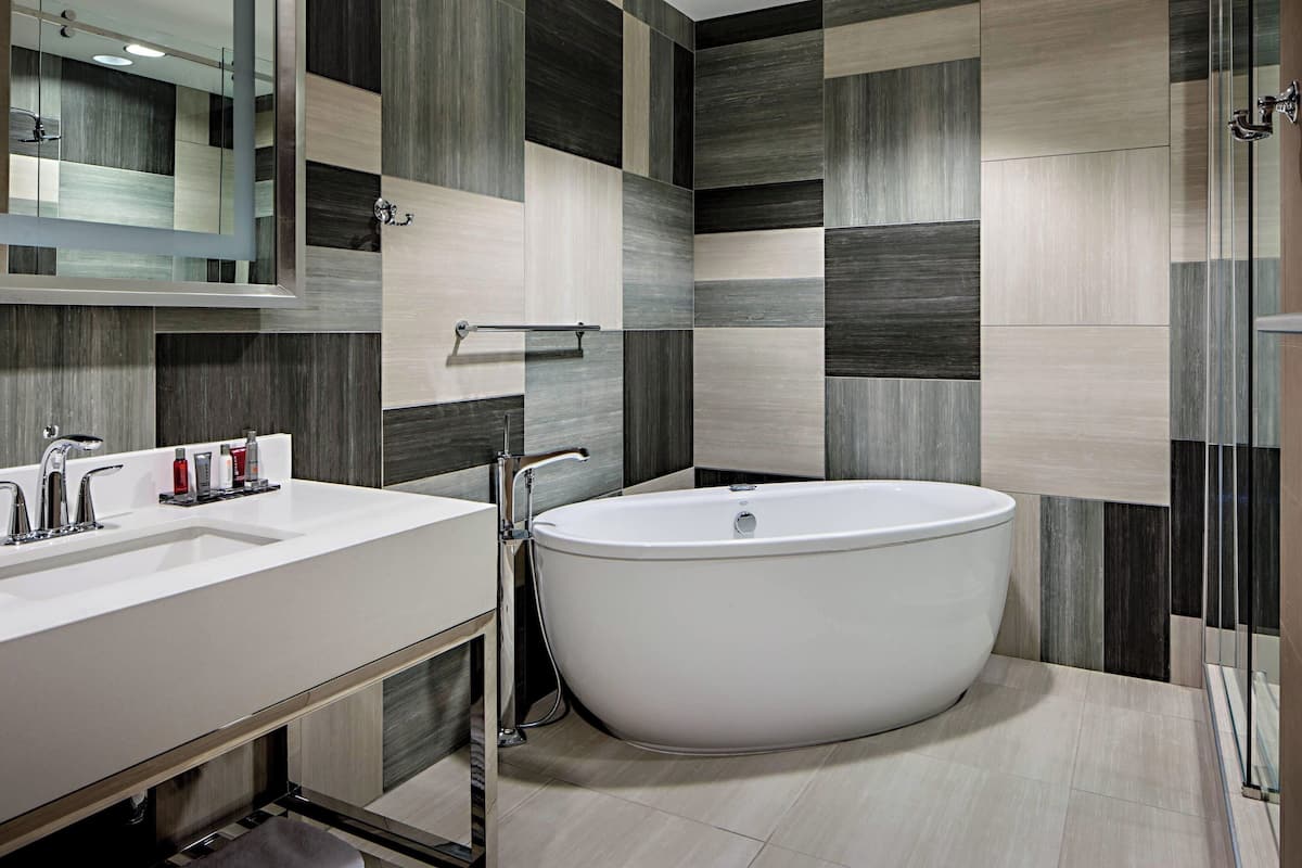 combined shower/bathtub, hair dryer, towels