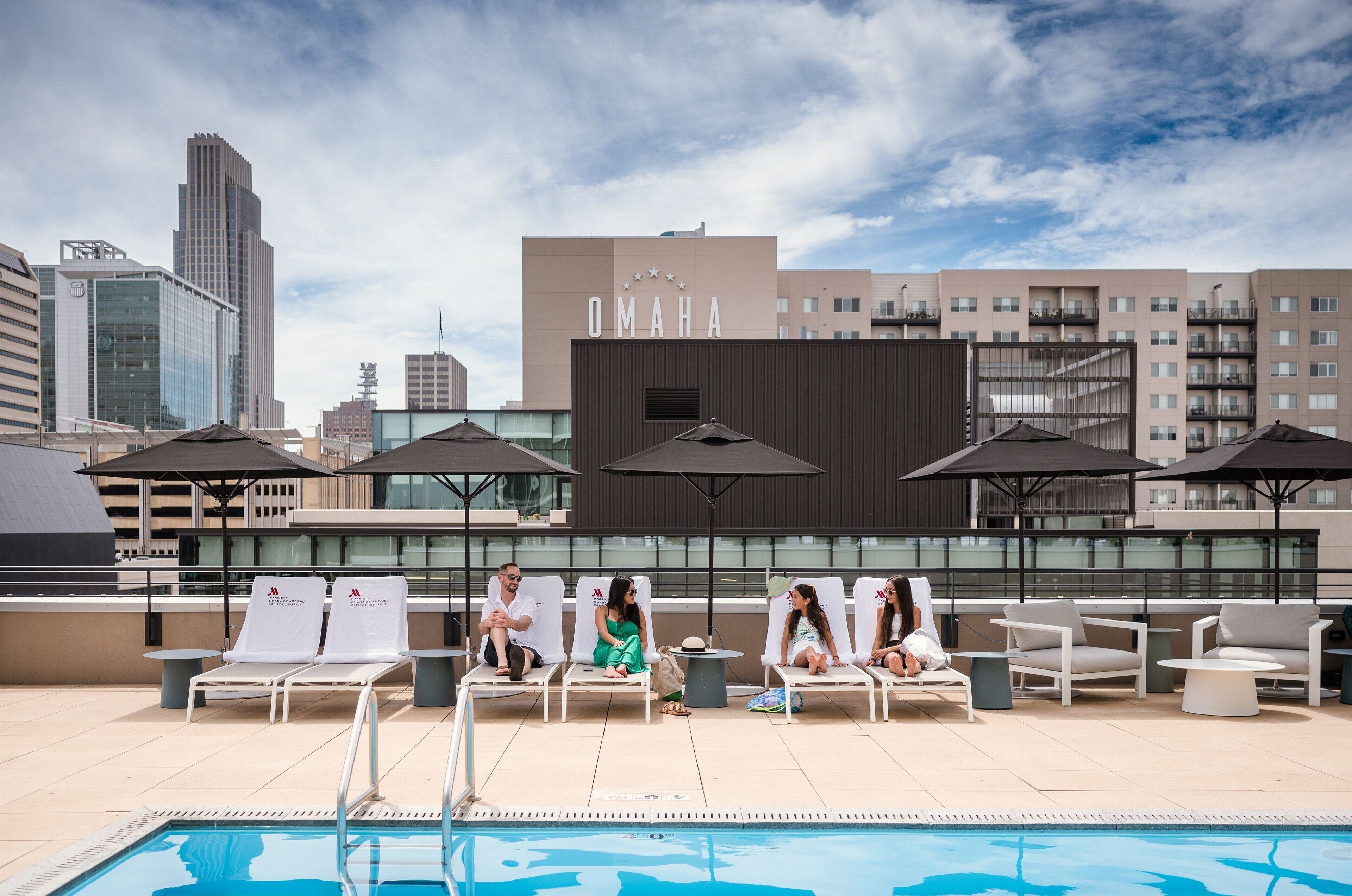 季節性室外游泳池，開放時間為 10:00 至 20:00，提供泳池遮陽傘和日光浴躺椅