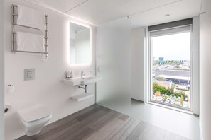 Zimmer, 1 King-Bett (First) | Badezimmer | Dusche, Regendusche, Designer-Toilettenartikel, Haartrockner