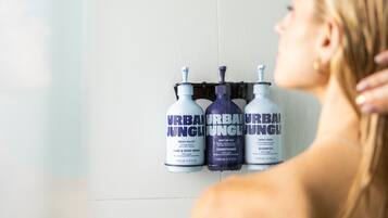 Chuveiro, chuveiro com efeito de chuva, produtos de toalete de grife
