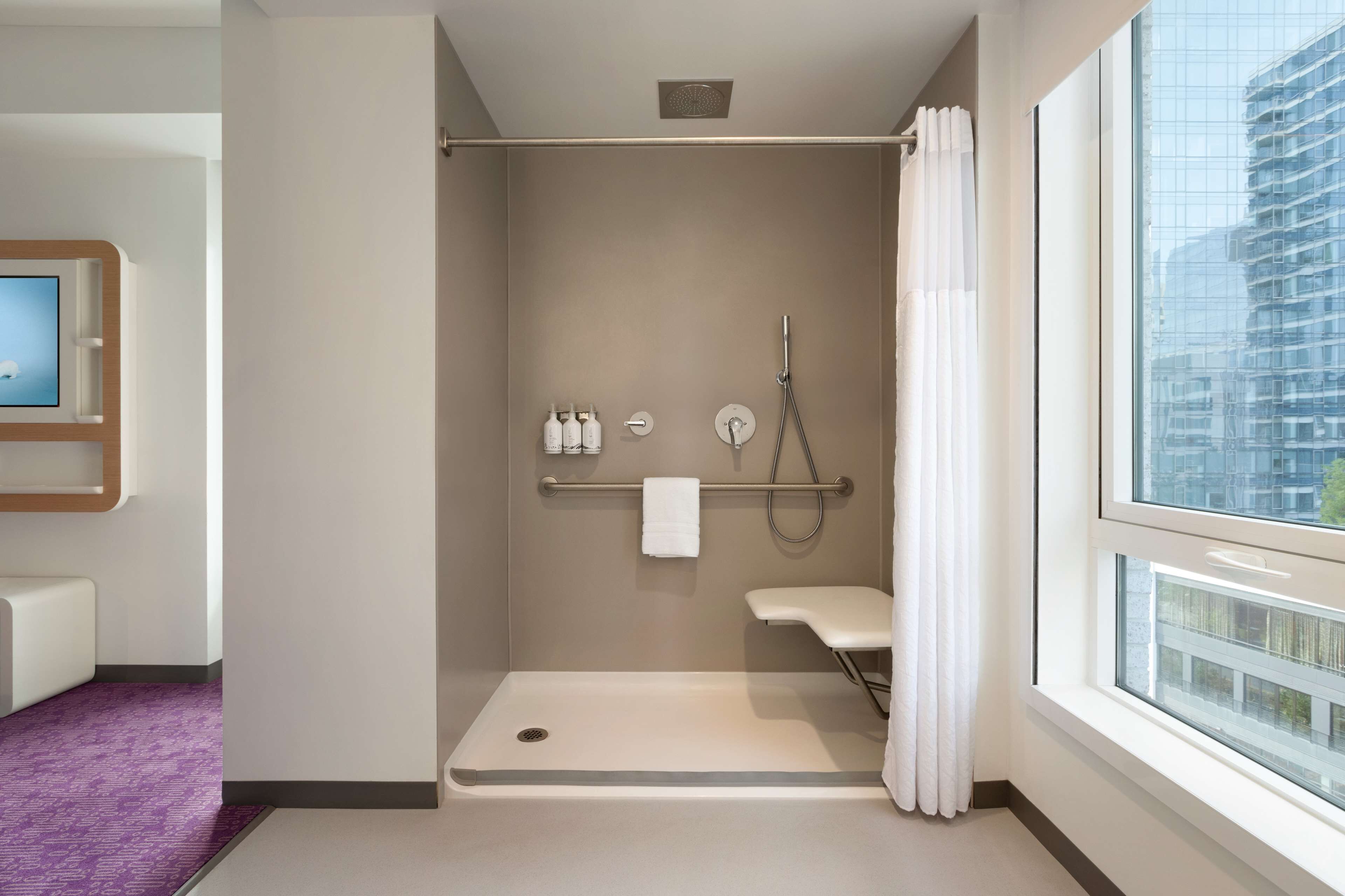 Premium Room, 1 Queen Bed, Accessible | Bathroom