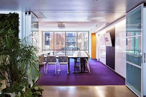 2 Bars/Lounges