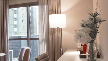 Quarto casal empresarial, 1 cama de casal, sacada, vista para a cidade | Frigobar, cofres nos quartos, escrivaninha