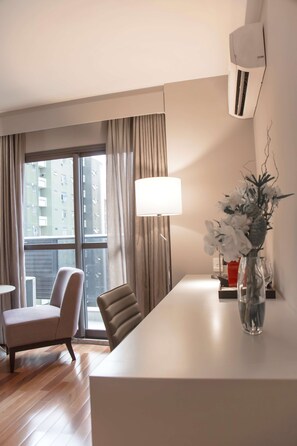 Phòng đôi Business, 1 giường đôi, ban công, quang cảnh thành phố | Minibar, két bảo mật tại phòng, bàn 