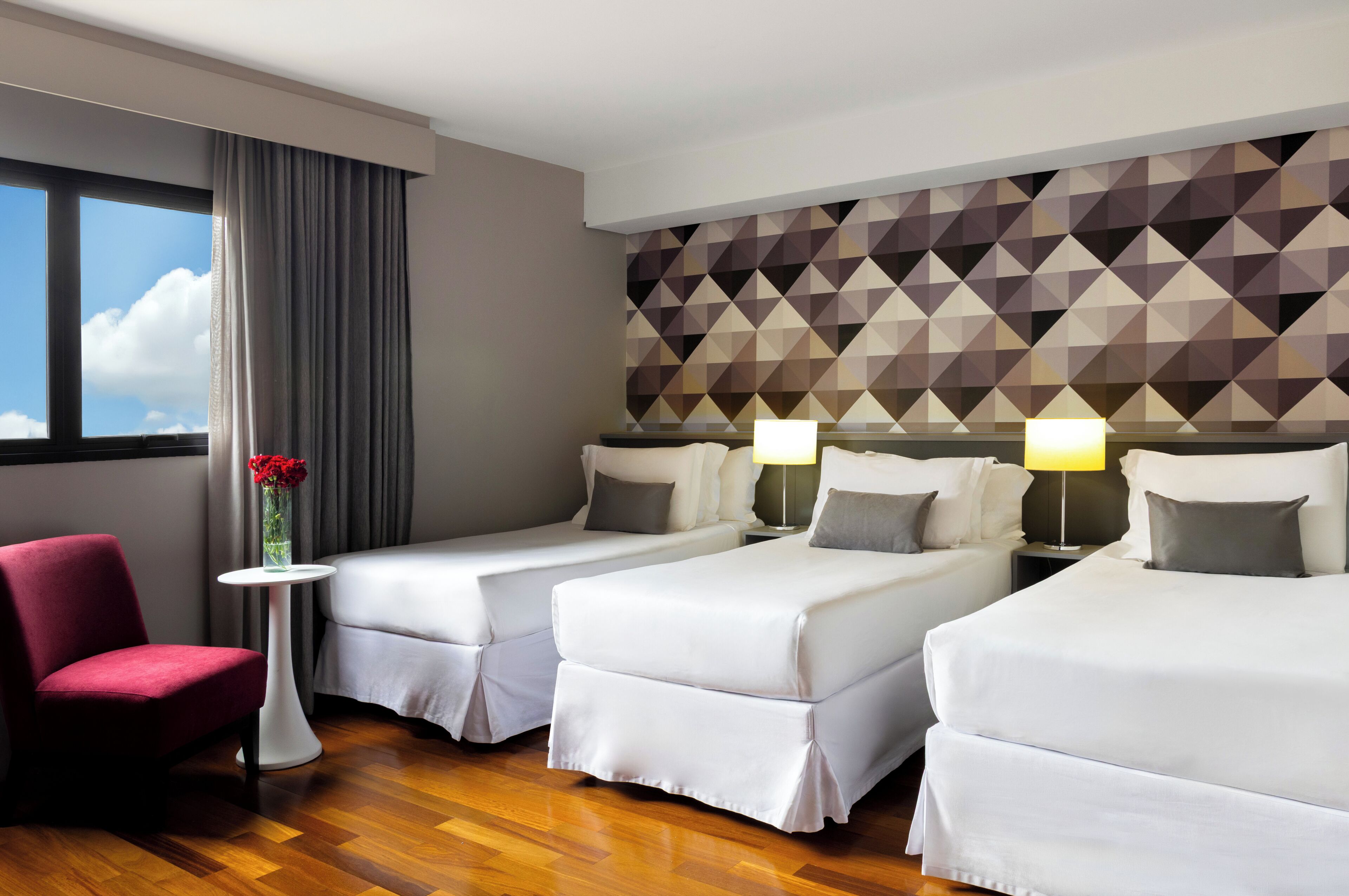 Standard Triple Room | Bar mini, peti besi dalam bilik, meja, ruang kerja komputer riba 