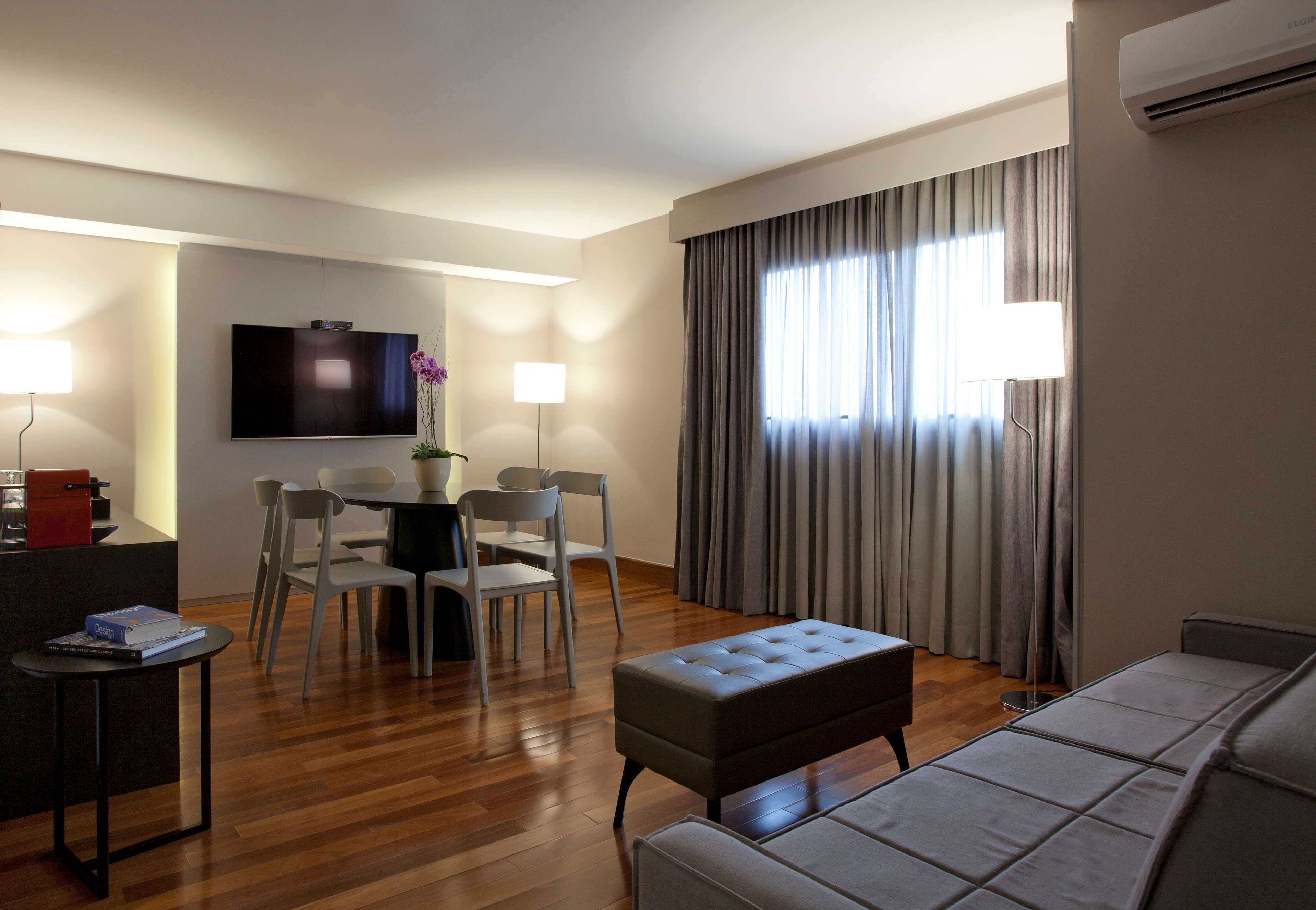 Deluxe Studio Suite | Minibar, in-room safe, desk, laptop workspace