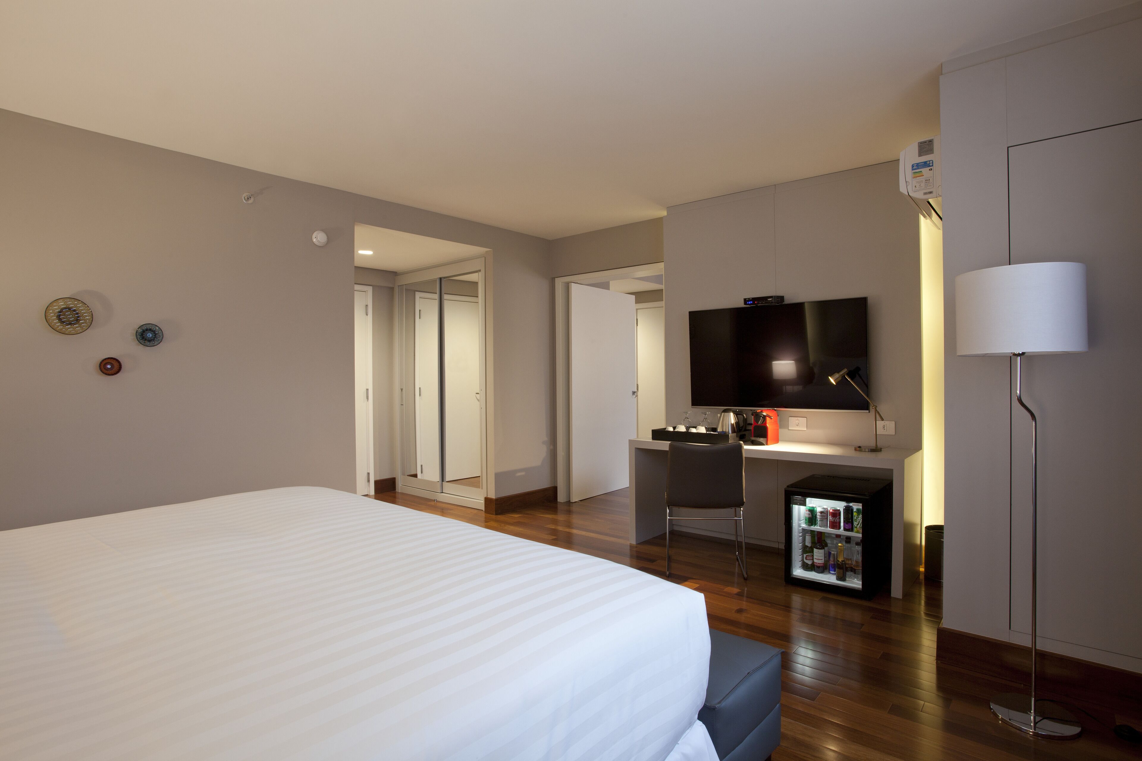 Suíte estúdio luxo | Frigobar, cofres nos quartos, escrivaninha
