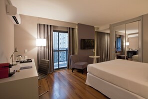 Business Double Room, 1 Double Bed, Balcony, City View | Minibar, in-room safe, desk, laptop workspace - NH Collection Curitiba (Curitiba)