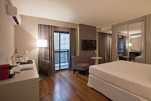 Habitación Business doble, 1 cama doble, balcón, vistas a la ciudad | Minibar, caja fuerte, escritorio y espacio para trabajar con un portátil