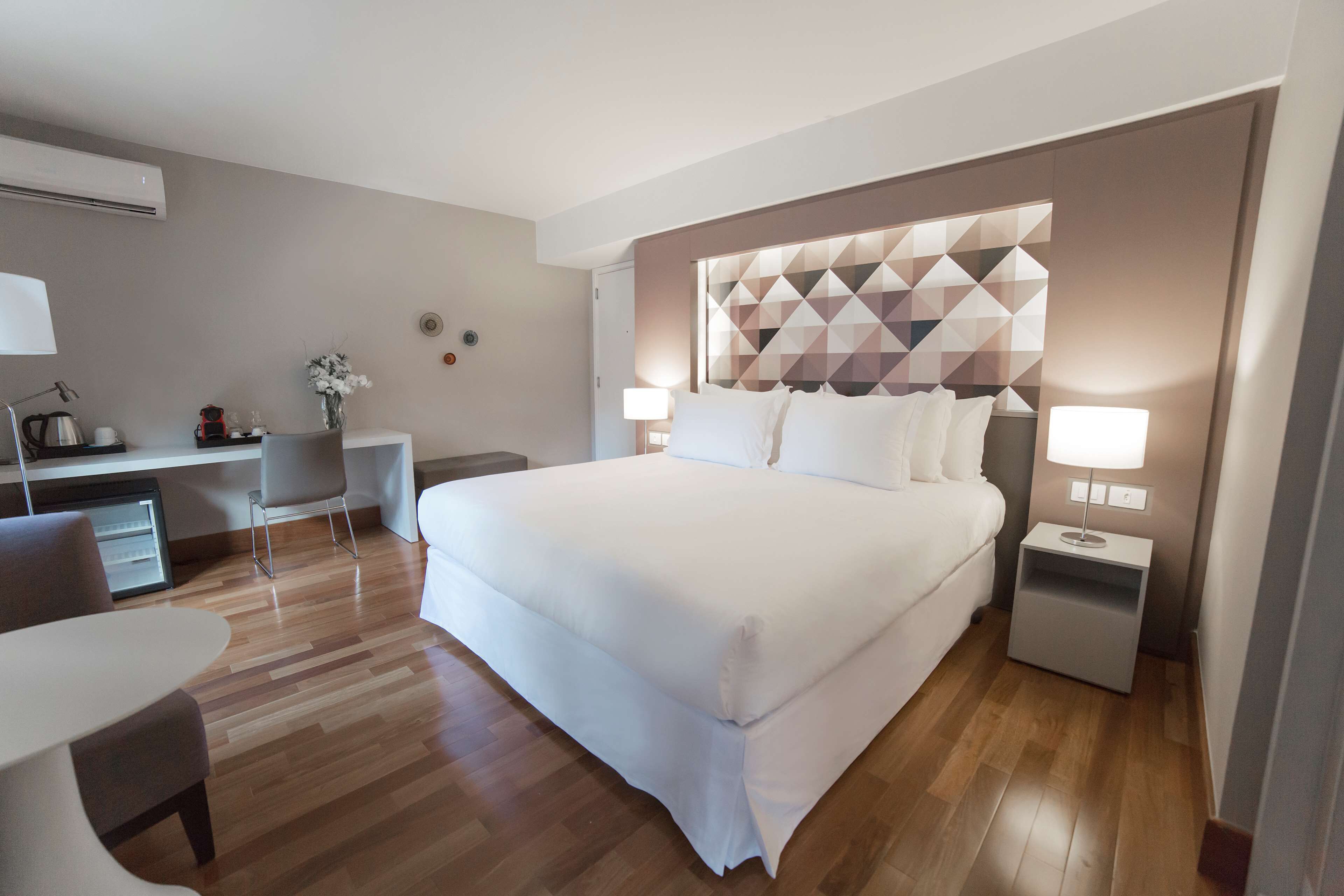 Quarto casal premium, 1 cama de casal, vista para a cidade | Frigobar, cofres nos quartos, escrivaninha