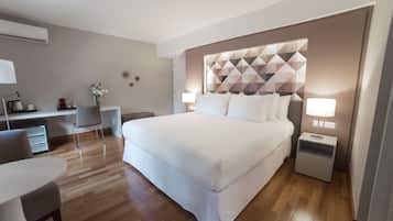 Quarto casal premium, 1 cama de casal, vista para a cidade | Frigobar, cofres nos quartos, escrivaninha