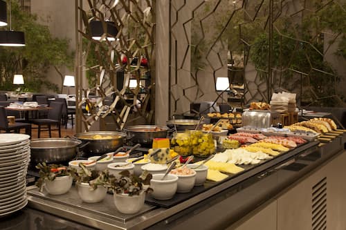 Café da manhã com buffet todos os dias mediante uma taxa