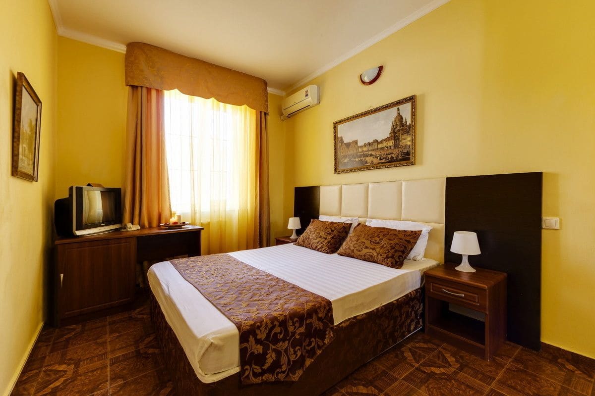 Camera Standard con letto matrimoniale o 2 letti singoli | 1 camera, minibar, una scrivania, ferro/asse da stiro