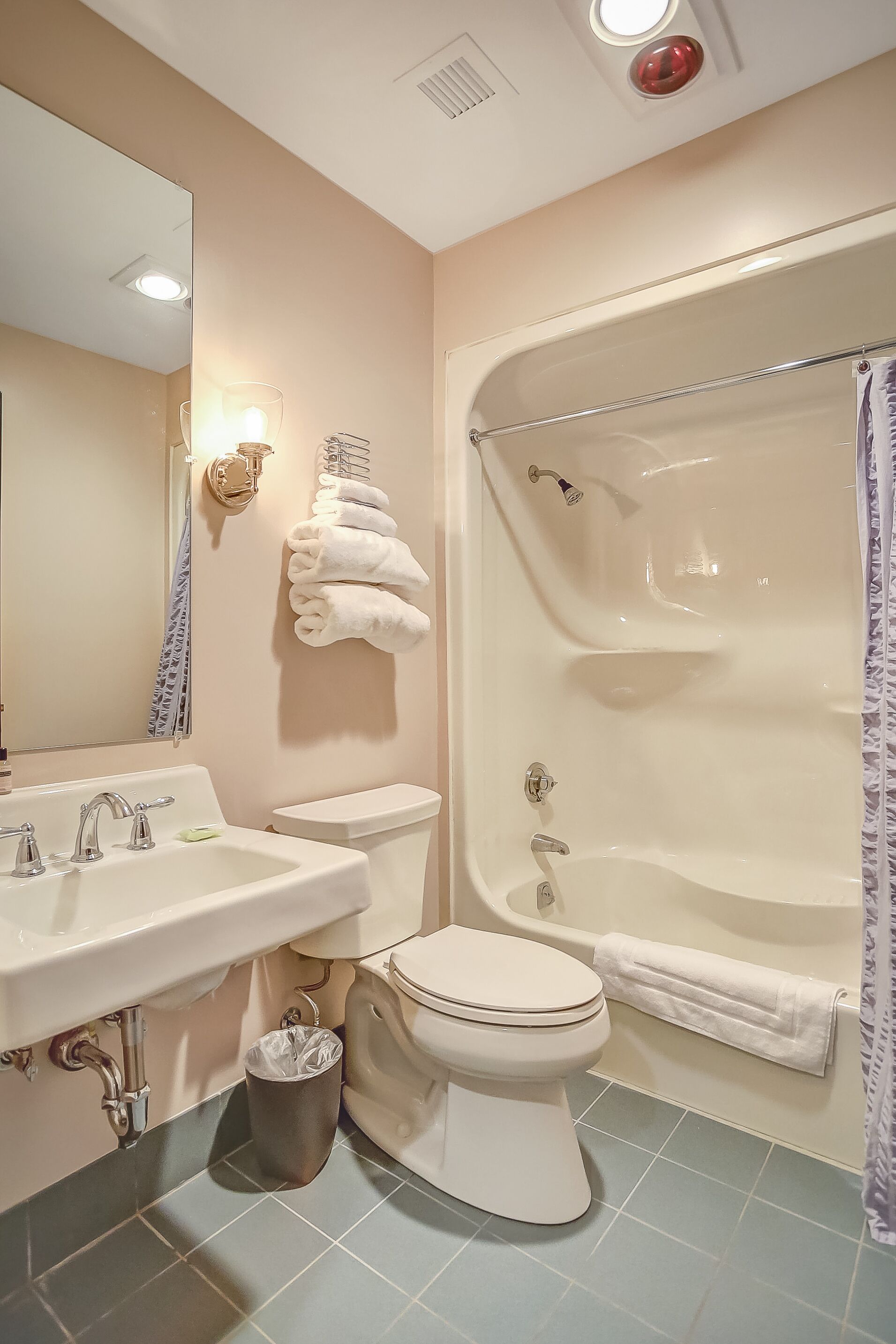 suite, 1 king bed (pine lodge) | bathroom | free toiletries, hair dryer, towels