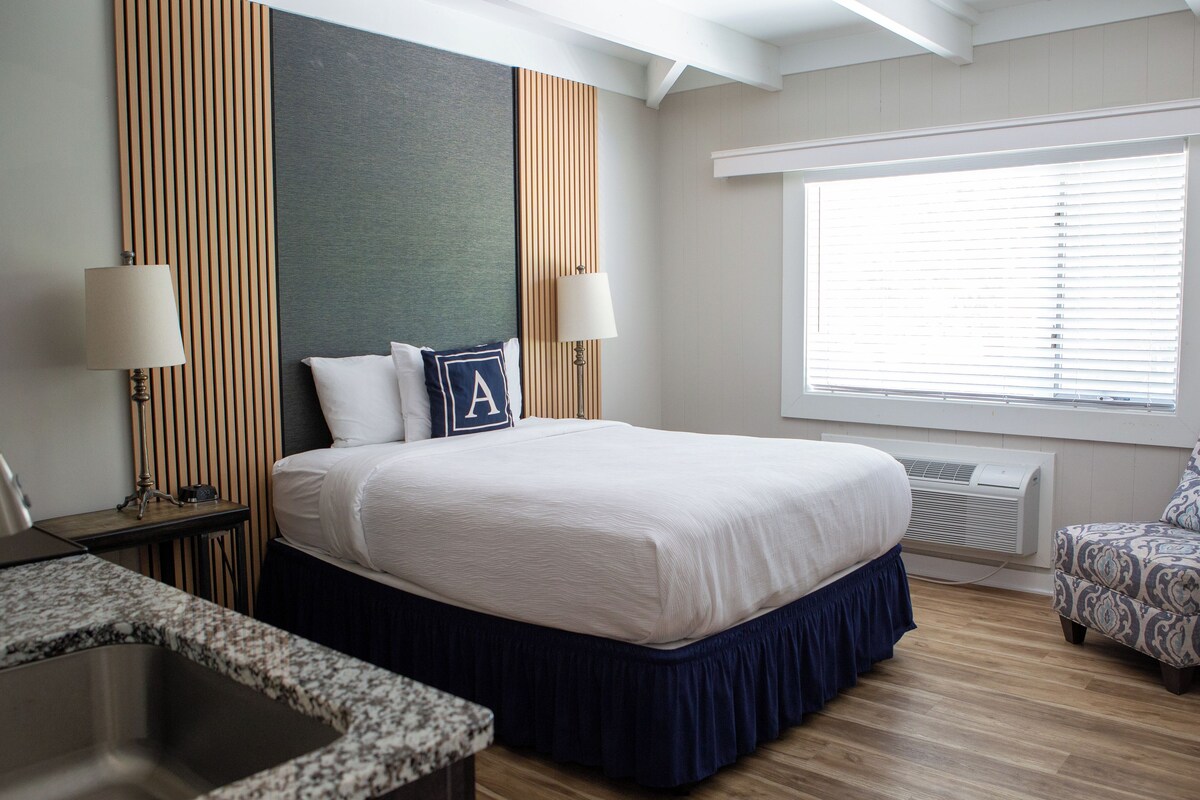 Room, 1 King Bed | Soundproofing, free WiFi, bed sheets
