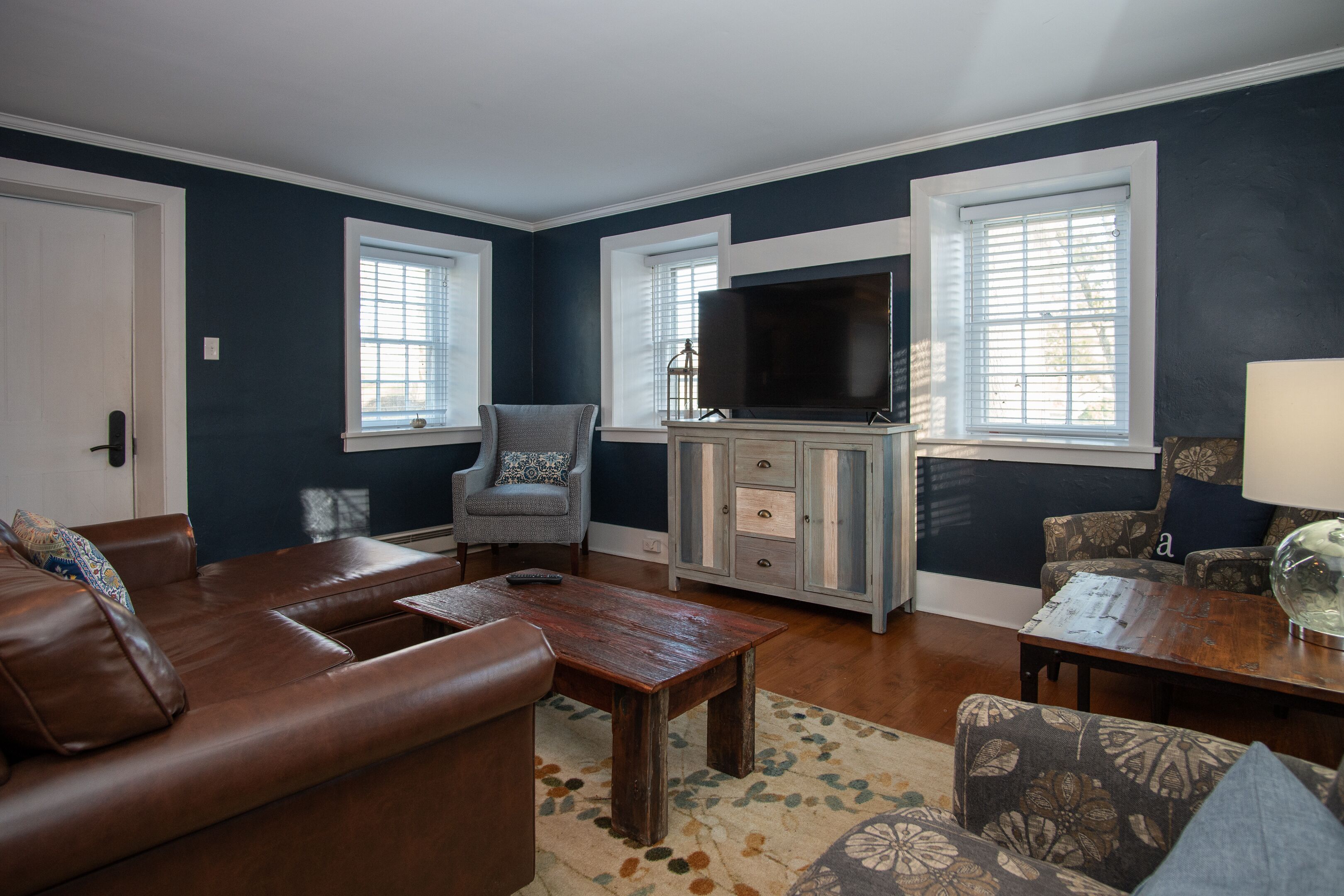 signature cottage, 1 bedroom | living area | 32-inch flat-screen tv with cable channels, tv, ipod dock