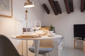經濟開放式客房 (Loft, with Bunkbed and single sofabed) | 1 間臥室、高級寢具、羽絨被、記憶床墊