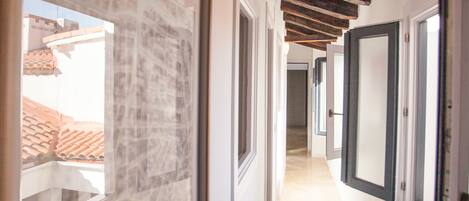 Perheullakkohuoneisto, 2 makuuhuonetta | 1 makuuhuone, ylelliset vuodevaatteet, untuvapeitot