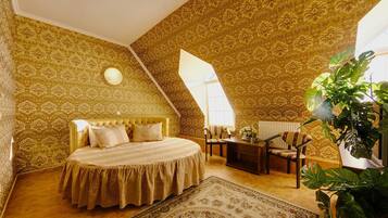 Junior Suite | Bar mini, meja, seterika/papan seterika, Wi-fi percuma