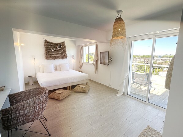 高级双人房, 露台 | 客房内保险箱、遮光窗帘、隔音、熨斗/熨衣板