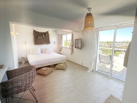 Chambre Double Supérieure, terrasse | Coffres-forts dans les chambres, rideaux occultants