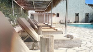 室外游泳池,池畔遮阳伞,日光浴躺椅