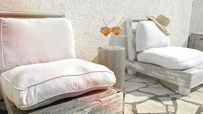 Outdoor pool, pool umbrellas, pool loungers - Blanc Sable Hôtel (Vallauris)
