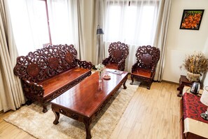 Patuxay Suite | Sala de estar | Televisión 