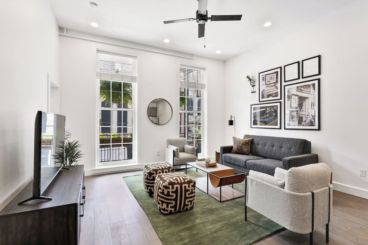 Apartment, 2 Schlafzimmer | Wohnbereich | 42-Zoll-Flachbildfernseher mit Digitalempfang, Fernseher, Netflix