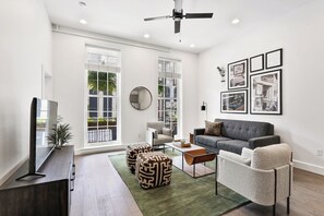 Apartment, 2 Schlafzimmer | Wohnbereich | 42-Zoll-Flachbildfernseher mit Digitalempfang, Fernseher, Netflix