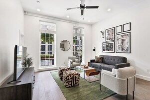 Apartment, 2 Schlafzimmer | Wohnbereich | 42-Zoll-Flachbildfernseher mit Digitalempfang, Fernseher, Netflix