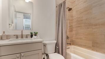 Combined shower/bathtub, free toiletries, hair dryer, towels