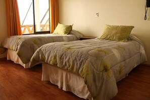 Habitación estándar doble, 1 habitación, baño privado | Escritorio, tabla de planchar con plancha, wifi gratis