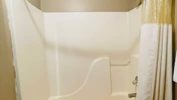 Combined shower/tub, free toiletries, towels