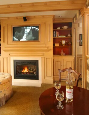 Crown Jewel | Living room | Flat-screen TV, DVD player - The Queen Victoria B&B (Cape May)